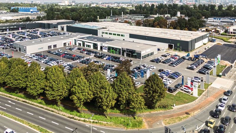 Gottfried-Schultz-Automeile: Mit inzwischen 31 Standorten an Rhein und Ruhr gilt die Autohausgruppe als führender Vertragspartner für die Marken des Volkswagen-Konzerns. Im Mai eröffnete die Gruppe in Neuss ihren neuen Standort. In direkter Nachbarschaft zum stark frequentierten Rheinpark-Center bietet die Gottfried Schultz-Gruppe an der Hammer Landstraße die Marken Volkswagen, Skoda, Seat, Cupra und Volkswagen Nutzfahrzeuge an. (Bild: Gottfried Schultz-Autohausgruppe)