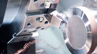 Turbulent geht es auf dieser Drehmaschine zu! Leider befindet sich die Branche der Drehteilehersteller selbst in turbulenten Zeiten. Eine Umfrage zeigt hier auf, unter welchen Problemen dieser Bereich der Zerspanung in Metall derzeit leidet ... (Bild: R. Weidelbrecht)