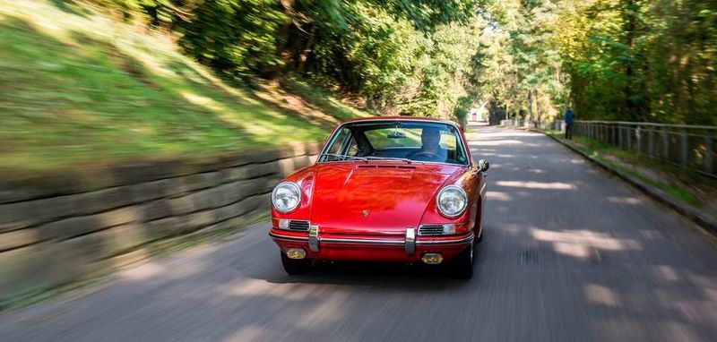 Der 901 durfte noch einmal dorthin wo er hingehört: Auf eine kurvige Landstraße. (Porsche)