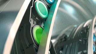 Das Lokchain-Prinzip: Automatisch ausfahrbare Bolzen (blau) halten die Energiekette fest in der Führungsrinne. Klappt das Kettenglied in den Radius, so fährt der Bolzen automatisch ein (grün) und gibt die Kette frei. (Igus)