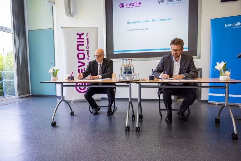 LyondellBasell site manager, Tassilo Bader and Evonik site manager Dr. Arndt Selbach signing the contracts between both companies. (Ralf Baumgarten)