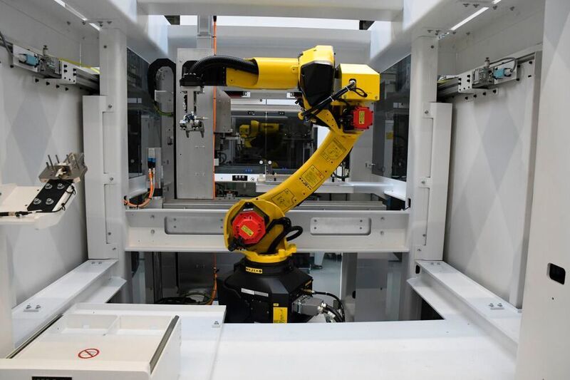 Das Werkstückhandling wurde mit Robotern automatisiert, die – zwischen den BAZ angeordnet – die Teile aus Speichern entnehmen und bearbeitet einlagern. (Lehmann-UMT)