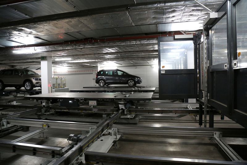 In den Jahren 2012 bis 2013 modernisierte Volkswagen die Autostadt: Die Lifte und die Palettenwagen waren zum Transport der Fahrzeuge nur bis zu einem Gesamtgewicht von 2,5 t ausgelegt – zu wenig für T6 und Co.. Jetzt tragen die Anlagenteile bis zu drei Tonnen. (Autostadt/Leitzke)