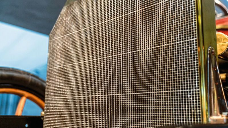 Der von Wilhelm Maybach erfundene Bienenwabenkühler, Detail eines Exponats des Mercedes-Benz-Museums im Raum Mythos 2: „Mercedes – Die Geburt der Marke, 1900 bis 1914.“  (Bild: Mercedes-Benz AG)