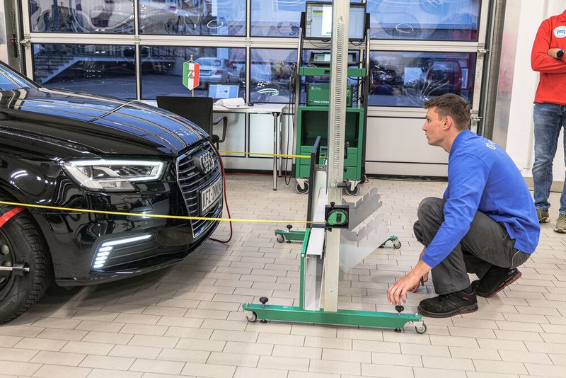 Elia Magnus Zeitler aus Nordrhein-Westfalen bei der Kalibrierung der Kamera für die Fahrerassistenzsysteme (Bild: Schmidt - VCG)