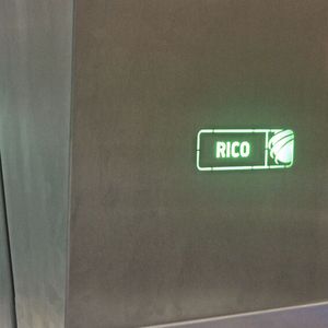 Eine ungewöhnliche Idee: Rico Elastomere Projecting zeigt den Status ihrer Entform-Handlings über den Farbwechsel des Unternehmenslogos an.(Bild:  IPF Electronic GmbH)