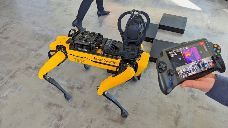 Der Controller kann auch die Bilddaten der Kameras anzeigen. Für den Bediener ist es hilfreich, dass er die Lage aus dem Blickwinkel des RoboDogs beurteilen kann.  (Harald Karcher)