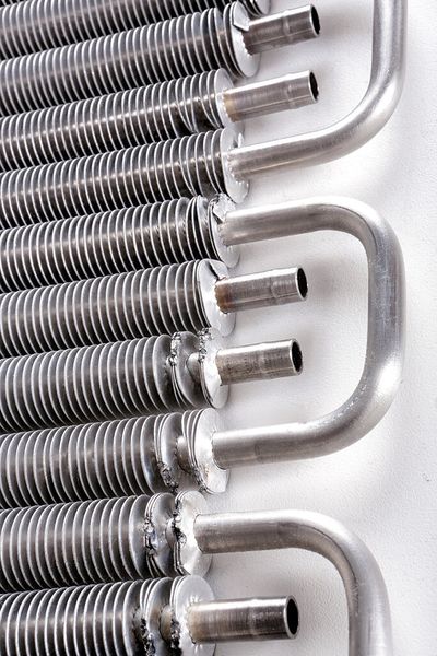 Bild 1: Viele Kühlkörper werden heute aus Gewichts- und Kostengründen aus Aluminium gefertigt und sollten nicht mit Messinganschlüssen kombiniert werden. (Bild: Eisele)