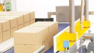 Die Kartonverpackungsmaschine vom Typ VP 453 von Meypack verpackt Produkte wie PET-Flaschen, Becher und Blister packs.  (Bild: Meypack)