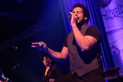 Der Sänger der Live-Band Waterproof legte sich mächtig ins Zeug. (Archiv: Vogel Business Media)