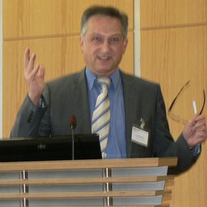 Begrüßte die Teilnehmer des 14. Kooperationsforums und führte durch die Veranstaltung: Dr.-Ing. Robert Schmidt, Leiter Geschäftsbereich Innovation, Umwelt, IHK Nürnberg für Mittelfranken.