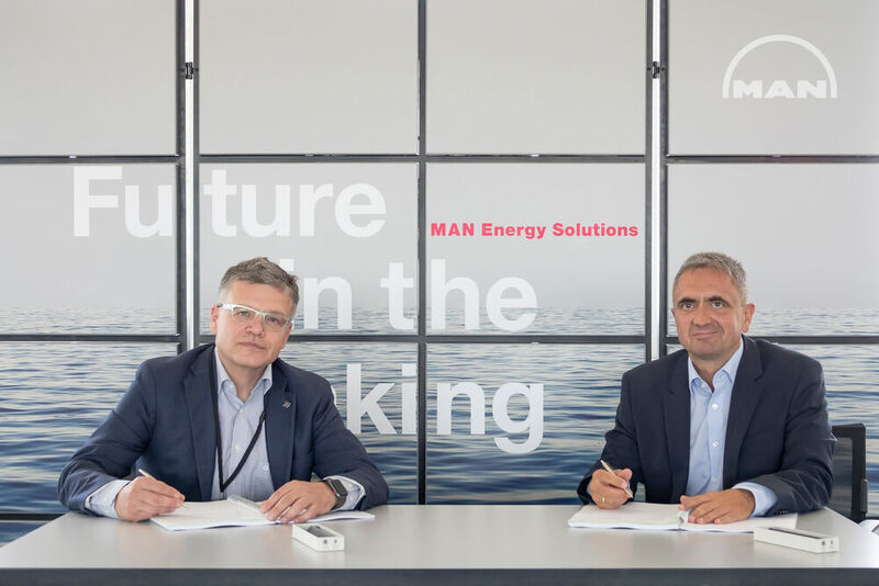 Dr. Otto Preis (li.), Technikvorstand und COO von Rolls-Royce Power Systems und Dr. Uwe Lauber, Vorstandsvorsitzender con MAN Energy Solutions unterzeichnen einen Vertrag für eine strategische Partnerschaft für den Vertrieb von MTU Turboladern durch die MAN-Marke PBST. (MAN Energy Solutions)