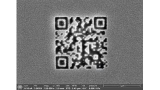 So sieht der kleinste QR-Code aus, den es bisher gibt. Er ist kleiner als eine Bakterie und wurde von der TU Wien in eine keramische Dünnschicht gebrannt. Und er hält ewig! (Bild: TU Wien)