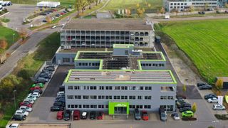 Die Rücknahme von Leasing- und Finanzierungsrückläufern professionalisieren und mehr Geschwindigkeit in das Gebrauchtwagen- geschäft bringen: Darum geht es der Seitz-Gruppe in Kempten mit ihrem neuen Dienstleistungs- und Logistikzentrum. (Bild: Seitz-Gruppe)