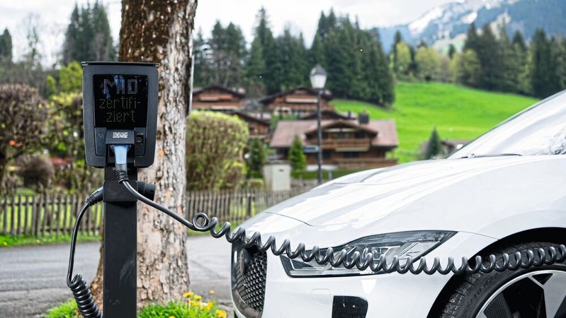 Immer mehr Menschen reisen im Sommer mit dem Elektroauto durch Europa. Eine gute Ladeinfrastruktur und eine durchdachte Routenplanung sorgen für entspannte Roadtrips über lange Distanzen.(Bild:  frei lizenziert / Pexels)