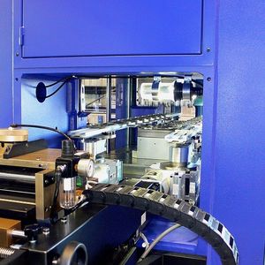 Nova Stanzautomaten sind mit moderner Automatisierungstechnik ausgestattet wie hier mit dem Walzenvorschub, Fabrikat Sander; Beutler Nova holt sich für derartige Einrichtungen rund um den Stanzautomat die Spezialisten ins Haus. Bild: Kuhn