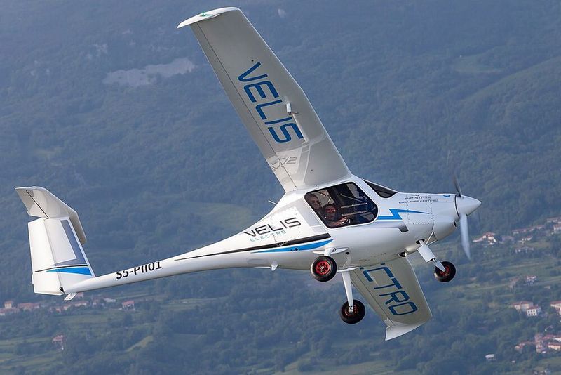 Das ist die Pipistrel Velis Electro! Das erste zugelassene Batterie-E-Flugzeug. Auch sie war im Rahmen der Messe Aero als fliegende Alternative zu Kerosinbombern zu bewundern. (S. Zanker)