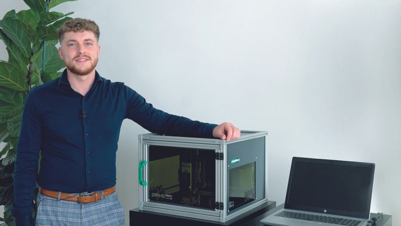 Im Rahmen seiner Technikerarbeit entwickelte Nico Kleiner eine kompakte Lasergraviermaschine für den Messeeinsatz von Norelem.(Bild:  Norelem)