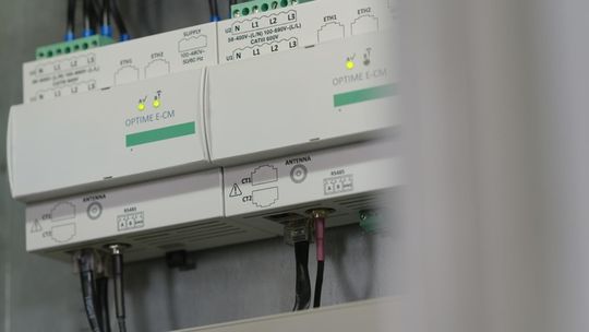 Die Messeinheit FAG Optime E-CM lässt sich – ebenso wie die  Sensoren – einfach im Schaltschrank integrieren. (Bild:  Schaeffler)