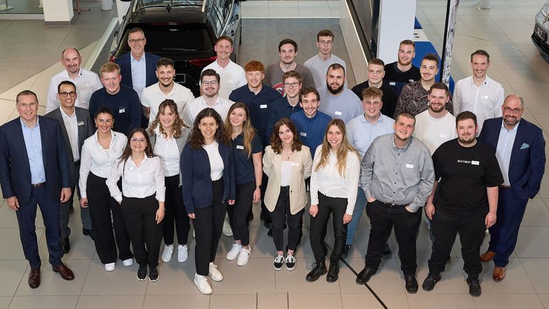 Mit einem feierlichen Lehrabschluss hat die Hahn-Gruppe das erfolgreiche Ausbildungsende ihrer 44 Azubis begangen. In den vergangenen drei bzw. dreieinhalb Jahren haben diese eine Lehre als Kfz-Mechatroniker, Karosseriebauer, Lackierer, Automobilkaufleute und als Fachkräfte für Lagerlogistik absolviert. Neben den Azubis waren auch Berufsschullehrer und betriebliche Ausbilder und Führungskräfte eingeladen. „Mit unserer Hahn Akademie investieren wir sehr viel in die Aus- und Weiterbildung unserer Beschäftigten. An einem Tag wie heute zeigt sich, dass sich das auszahlt“, freute sich Steffen Hahn, geschäftsführender Gesellschafter der Hahn-Gruppe.(Bild:  Hahn Gruppe)