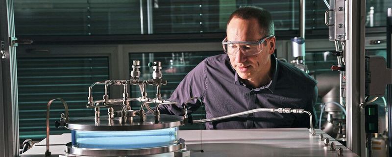 Empa-Forscher Dirk Hegemann entwickelt Plasma-Beschichtungsverfahren für umweltfreundliche Textilien.(Bild:  Empa)