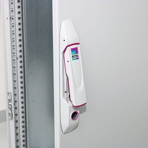 Mussten früher Komfortgriffe mit Schrauben demontiert und später wieder montiert werden, wird jetzt nur noch werkzeuglos gesteckt.