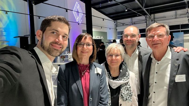 V.l.: Renault-Deutschland-Chef Florian Kraft mit Karin Beil, Elfriede Beil, Markus Beil und Günter Beil. (Bild: Autohaus Beil)