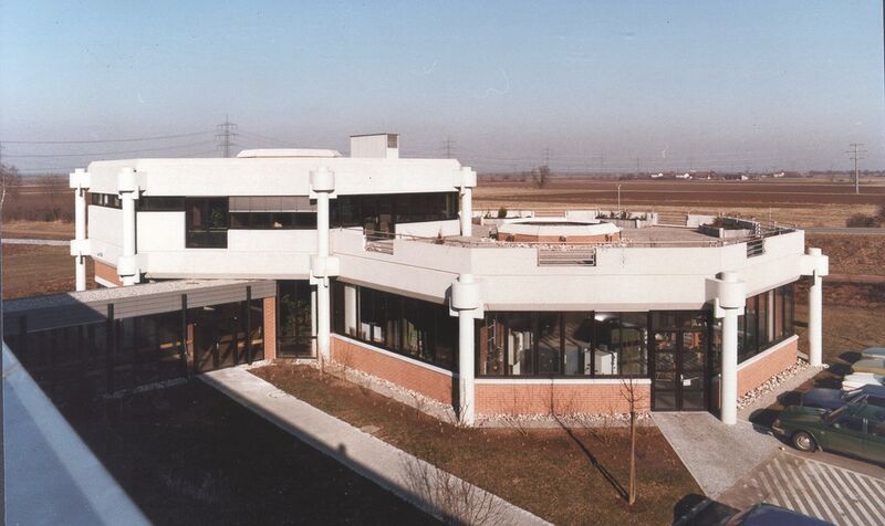 1979: Einweihung des architektonisch preisgekrönten, achteckigen Versuchsgebäudes in Müllheim, ‘Oktogon’ genannt.  (Auma)