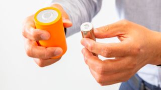 4680-Zylinderbatterien, hier links im Bild ein Prototyp von Panasonic, könnten bald an Bedeutung gewinnen. (Bild: Panasonic)