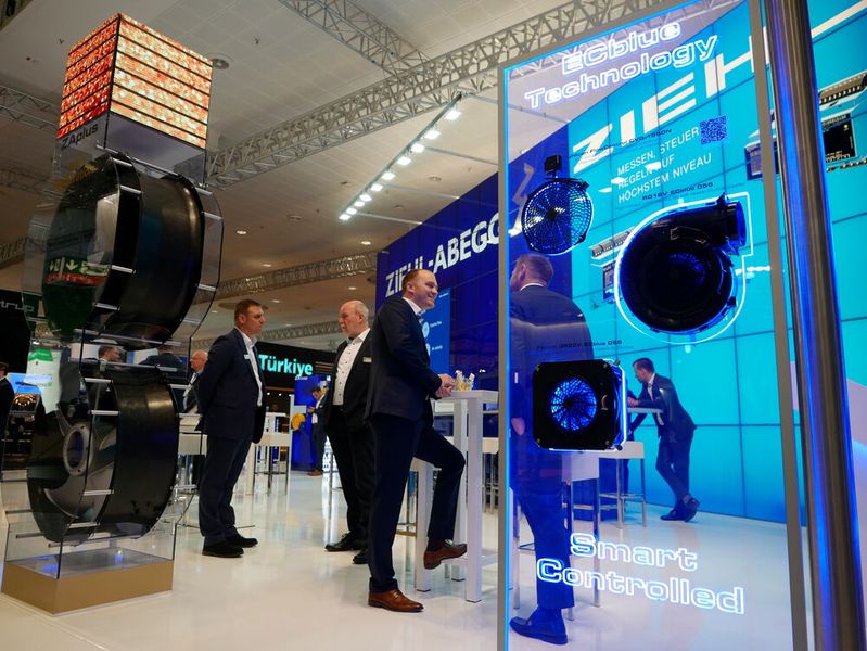 Mit Bluegalaxy will Ziehl-Abegg einen Überblick über die vernetzungsfähigen Geräte vom Ventilator, Motor bis hin zu komplexen Aufzugsanlagen mit Steuerung und Frequenzumrichter verschaffen. (Bild: Sandro Kipar/VCG)