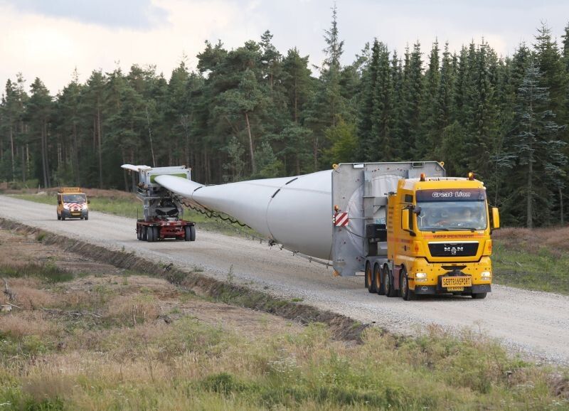 Der erste Prototyp der Weltrekord-Windturbine auf dem Weg durch Dänemark, bei Aufbau und Tests (Siemens)