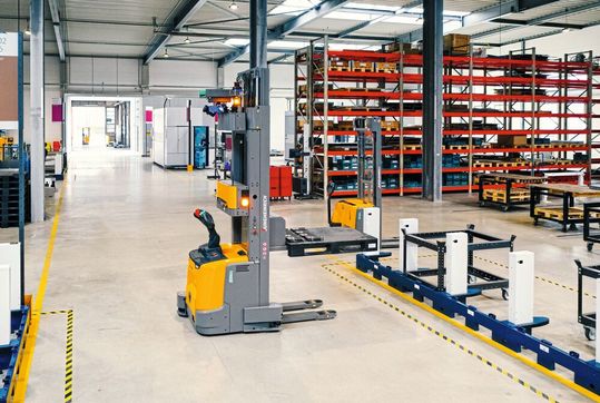 Die fahrerlosen Transportfahrzeuge (FTF) geben das Material direkt an den Maschinen und Arbeits-
plätzen in sogenannten Dockingstationen ab. Die erkennen die Ladungsträger mithilfe von Sensoren und melden den Materialeingang an Trutops Fab. Die fahrerlosen Transportfahrzeuge (FTF) geben das Material direkt an den Maschinen und Arbeits-
plätzen in sogenannten Dockingstationen ab. Die erkennen die Ladungsträger mithilfe von Sensoren und melden den Materialeingang an Trutops Fab.