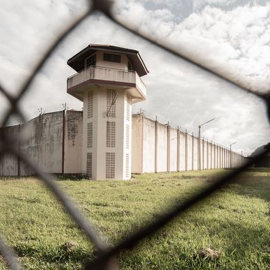 Bereits 2019 informierte sich der ehemalige Justizstaatssekretär Dirk Wedel und sein damaliger Amtskollege (heute Justizminister von Rheinland-Pfalz) Philipp Fernis, über die Möglichkeiten von Telemedizin im Strafvollzug in der US-Haftanstalt in Sembach. (Symbolbild) (Bild: © MemoryMan – stock.adobe.com)