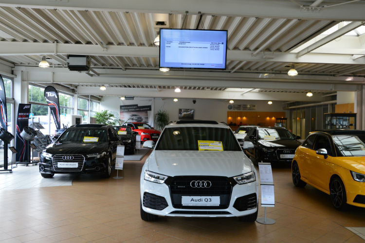 Der Showroom für Audi-Neuwagen in Bochum. Die Kundentermine, die man natürlich auch online vereinbaren kann, werden auf einem Monitor angezeigt. (Foto: Udo Schwickal)