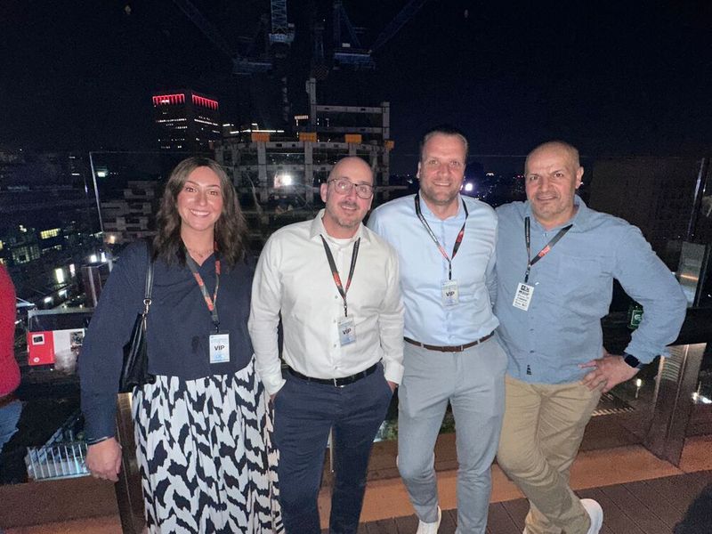 Das api Team ist der Einladung von LevelOne gefolgt, (v. l.) Janet Herfs, Markus Windrath, Alex Kaufmann und Abdullah Cakmak (Bild: Vogel IT-Medien)