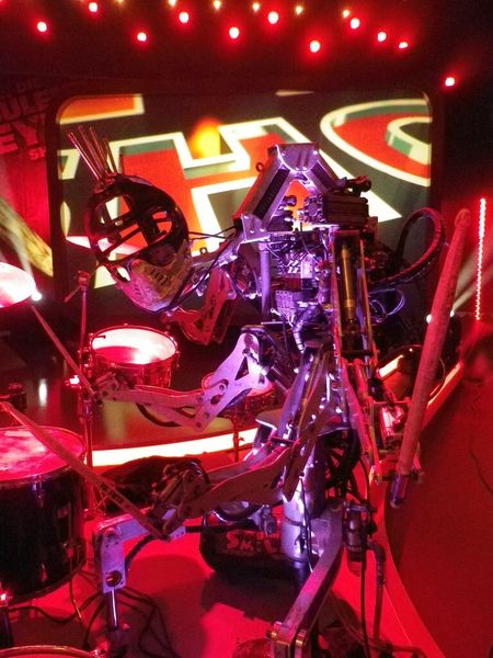 Stickboy ist der Bad Boy der Truppe, ganz nach seinem Vorbild Tommy Lee (http://compressorheadband.com/)