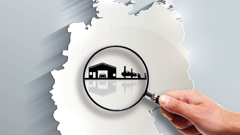 Momentan ist der Zustrom ausländischer Investoren überschaubar: Jahr für Jahr gibt es einige Zukäufe. Meistens wandern deutsche Autohäuser bei Verkäufen aber wieder in deutsche Hände, wie Daten des Brancheninformationsdienstleisters ICDP zeigen. (Bild:  © Monika Huňáčková, Kurhan, SimpLine - stock.adobe.com)