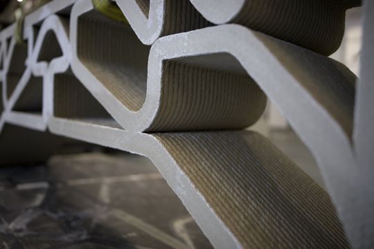 Die Nahaufnahme zeigt die aufgestapelten Schichten bzw. Auftragsbahnen des extrudierten Betons, die in einem durchgehenden Pfad ohne Schalungen aufgebracht wurden.(Foto:  Forschende des MIT)