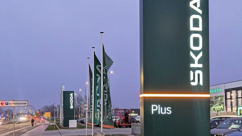 Das Gebrauchtwagenprogramm Skoda Plus bekommt ein neues Erscheinungsbild, angelehnt an die veränderte CI im Handel.(Bild:  Schandert)