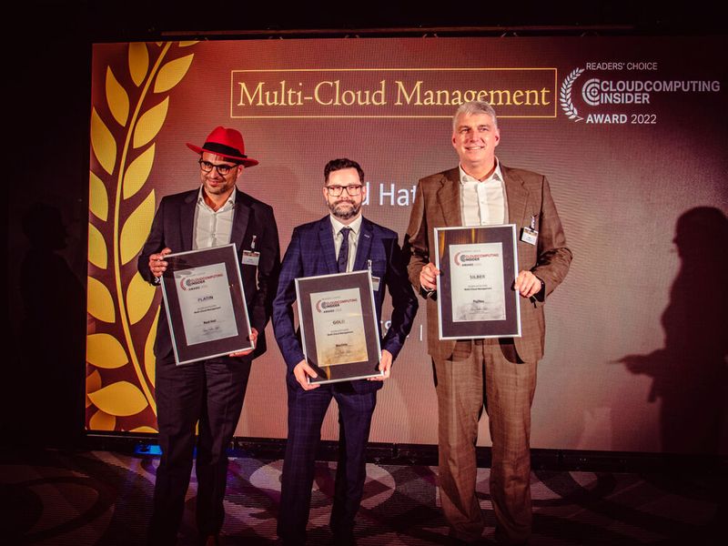 In der sechsten und somit letzten Cloud-Kategorie des Abends „Multi-Cloud Management“ gewinnen Platin, Gold und Silber (v.l.n.r.): Red Hat (vertreten durch Gregor von Jagow), Bechtle (vertreten durch David Spernau) und Fujitsu (hier nimmt Jens Lambrecht den Preis entgegen). (Bild: krassevideos.de)