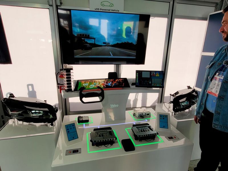 Wie Valeo zum SDV-Ecosystem beiträgt, erklärte der Zulieferer anhand einer Demo. (Bild: Stefanie Eckardt)