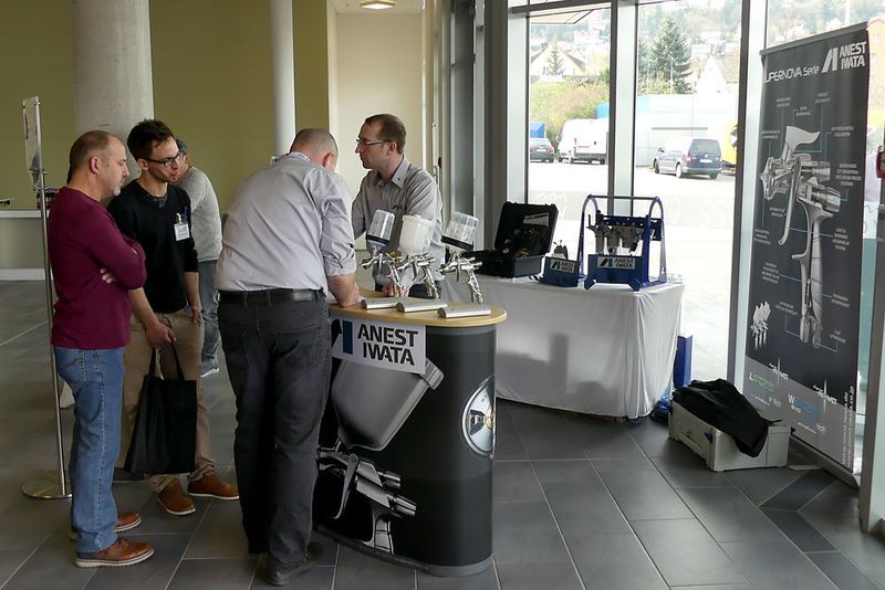 Anest Iwata zeigte sein Sortiment an Spritzpistolen. (Schmidt/ »kfz-betrieb«)