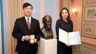 Die Preisträger Prof. Shimon Sakaguchi und Dr. Judith Reichmann neben der Paul-Ehrlich-Büste (Uwe Dettmar)