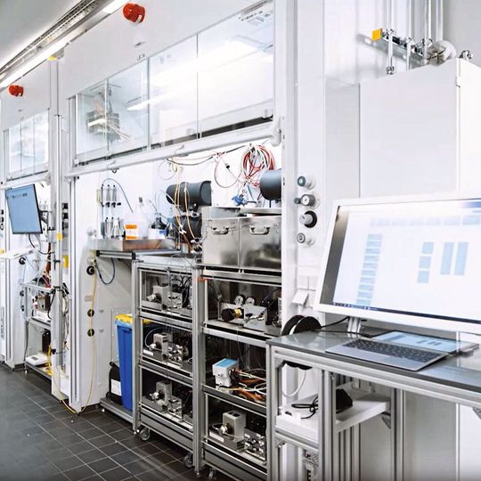 Blick in das automatisierte Forschungs- und Entwicklungslabor des Electronics Technology Center in Darmstadt. Blick in das automatisierte Forschungs- und Entwicklungslabor des Electronics Technology Center in Darmstadt.