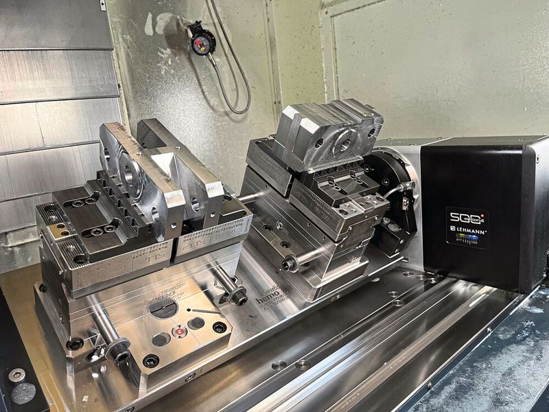 Der Drehtisch EA-520.R von pL Lehmann macht aus der dreiachsigen Makino PS105 ein 4-Achs-Bearbeitungszentrum, das sich in Verbindung mit der ausgeklügelten Spannvorrichtung und einem Roboter für eine vollautomatisierte 6-Seiten-Bearbeitung eignet.(Bild:  Iseli)