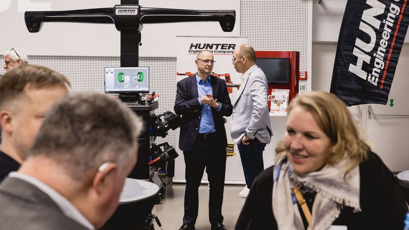 Kommunikation war während der WKST allerorten angesagt, hier vor dem Stand des Werkstattausrüsters Hunter. (Bild: Stefan Bausewein)