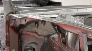 Biegen, ein Fertigungsverfahren, das Werkstoffe durch Krafteinwirkung umformt. Neben Blechen können auch Materialien wie Holz oder Kunststoff gebogen werden. (Bild: Itasse)