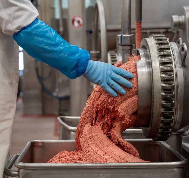 OSI Food Solutions produziert in Günzburg Tiefkühl-Pattys für große Fast-Food-Ketten. Auf der 10-bar-Linie verarbeitet das Unternehmen rund 9000 Kilogramm Rindfleisch pro Stunde.  (Bild: Atlas Copco)