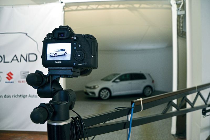 Ausgeklügelte Technik ermöglicht 360-Grad-Aufnahmen der Gebrauchtwagen. (Bild: Achter)