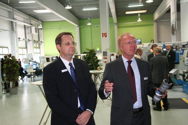 Unternehmer Frank Wollschläger (rechts) und Hommel-Geschäftsführer Gisbert Krause freuten sich, dass 600 Besucher ihre Einladung zur Hausmesse nach Bochum gefolgt sind. (Archiv: Vogel Business Media)
